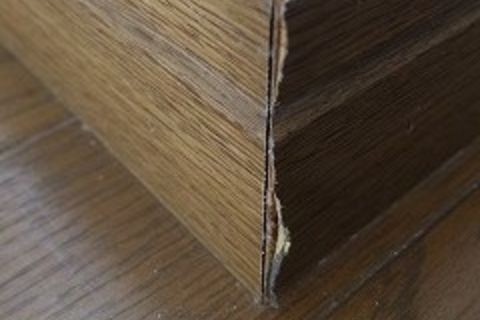 何ヵ所か角面の剥がれがある巾木補修 狛江市 東京のリペア業者が実施した施工をギャラリー形式でご覧いただけます
